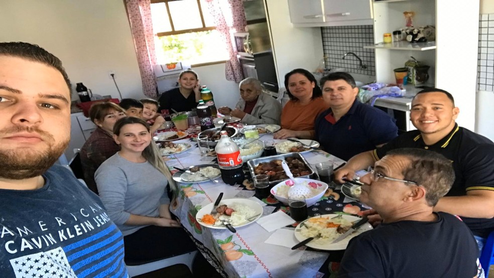 Uma das refeições em família feitas antes de Clodoaldo Mate morrer por Covid — Foto: Arquivo Pessoal