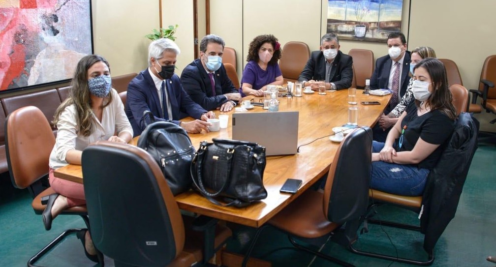 Deputados de PT, PCdoB e PSB se reúnem na Câmara para discutir disputa pela presidência da Casa — Foto: Rafael Barroso/Liderança da Minoria