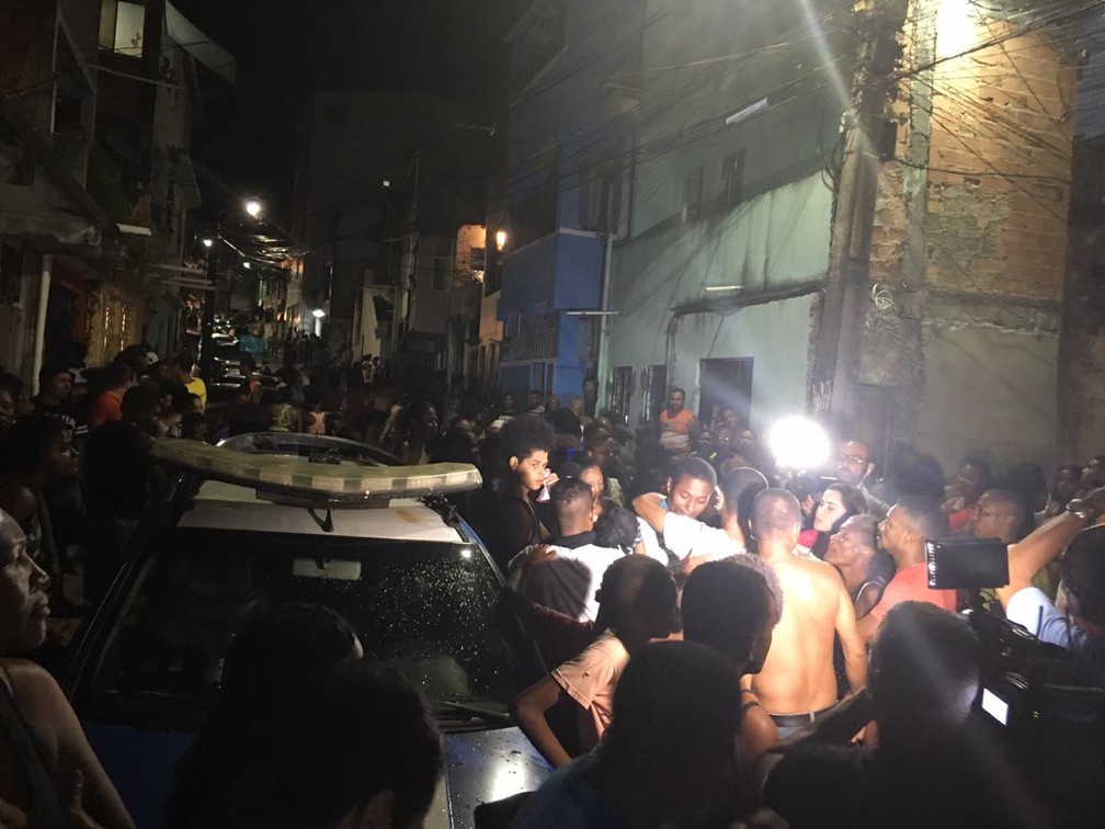 Popula&ccedil;&atilde;o acompanha negocia&ccedil;&atilde;o da pol&iacute;cia com os bandidos, no bairro da Santa Cruz, em Salvador &mdash; Foto: Alan Oliveira/ G1