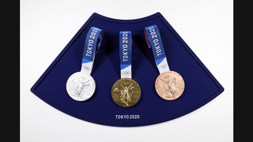 As fitas das medalhas também são sustentáveis. Foi utilizado poliéster reciclado com motivos de desenhos tradicionais japoneses (Foto: Comitê Olímpico Internacional / Divulgação)