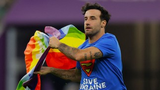 Ativista invade partida Portugal e Uruguai com bandeira do movimento LGBTQIAP+ — Foto: Odd ANDERSEN / AFP
