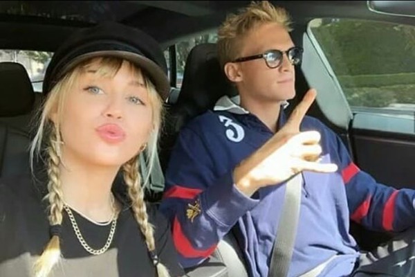 Miley Cyrus e Cody Simpson (Foto: Instagram)