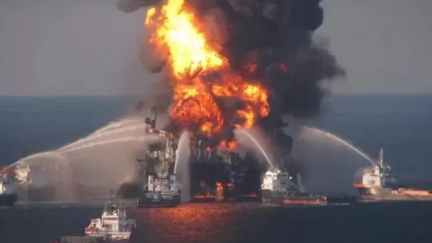 Em 2010, a plataforma Deepwater Horizon explodiu e afundou, deixando 11 mortos (Foto: REUTERS via BBC)