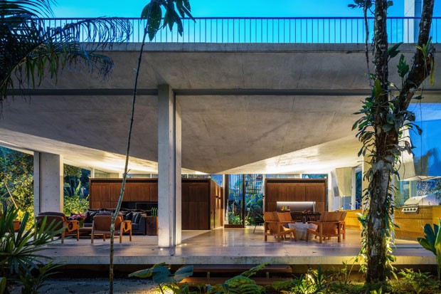Uma casa de praia integrada ao verde e com arquitetura premiada (Foto: Nelson Kon)