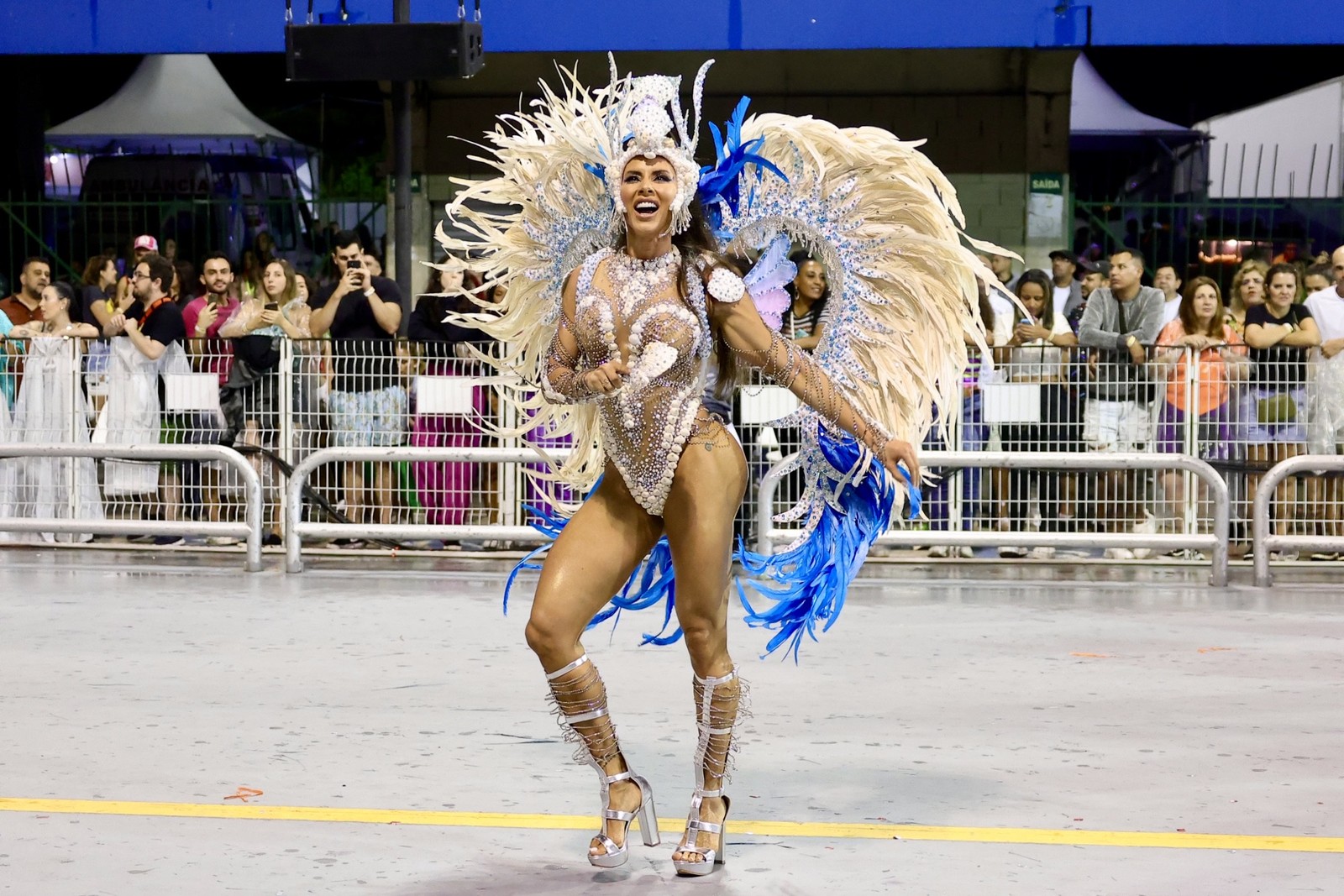 Thais Bianca desfila como musa da Rosas de Ouro no Carnaval 2023 — Foto: Manuela Scarpa/BrazilNews