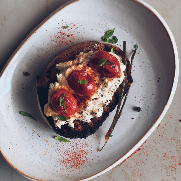 Delicioso café da manhã tradicional inglês rico inclui tomates uma