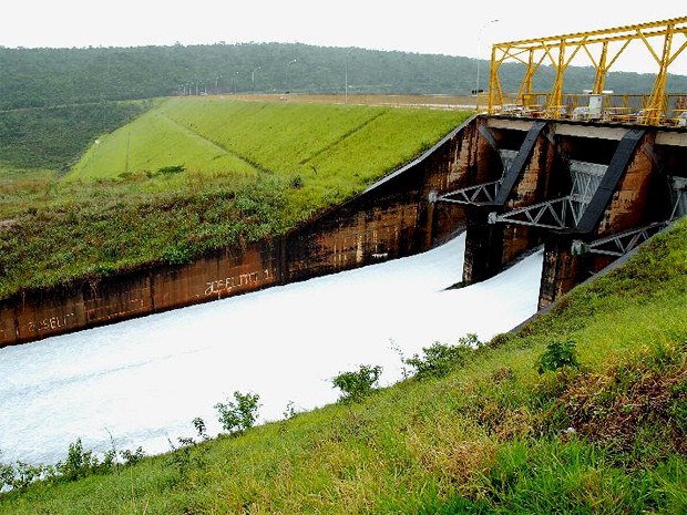Companhia Energética de Brasília abre comportas do Lago Paranoá em 50 centímetros cada (Foto: Wilson Dias/ABr)