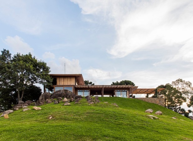 Construída de forma rústica e integrada com a natureza, a casa se destaca principalmente por conta do trabalho minucioso em diferentes tipos de pedras e madeira (Foto: AIRBNB / Divulgação)