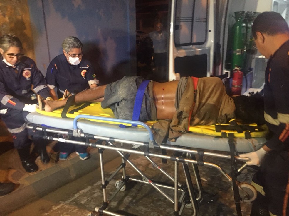 Uma das vítimas do atentado na Jatiúca, em Maceió, é levado por equipe do Samu (Foto: George Arroxelas/G1)