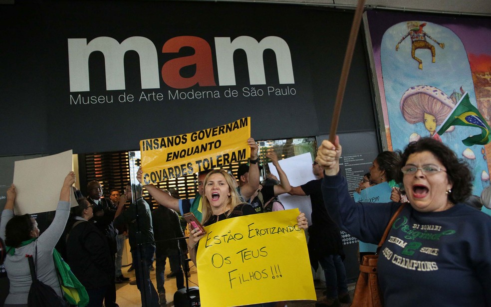 Manifestantes fazem protesto na porta do MAM  (Foto: Werther Santana/Estadão Conteúdo)