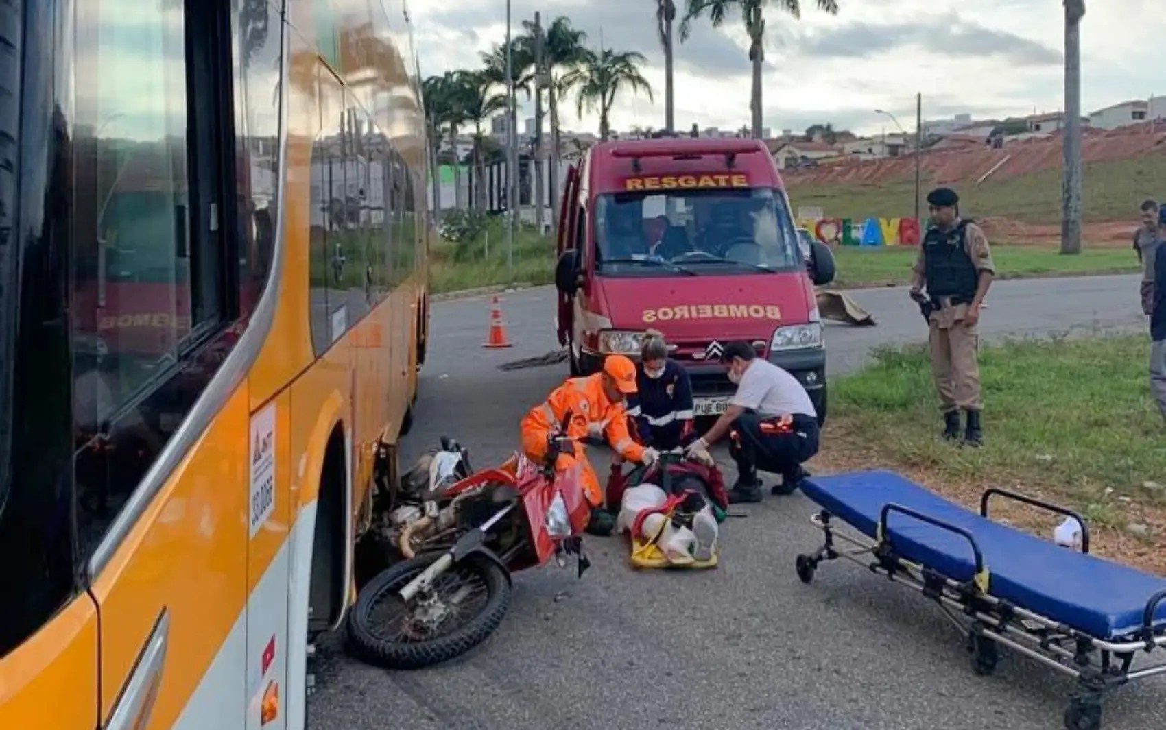 Batida entre ônibus e moto deixa um ferido na BR-265, em Lavras, MG