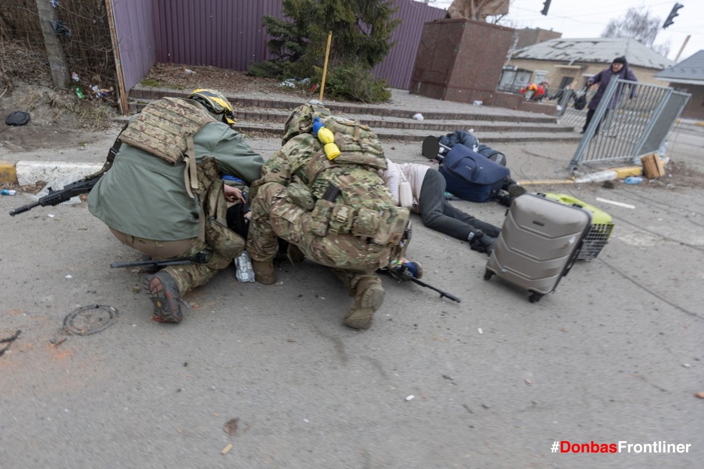 Soldados tentaram socorrer mulher e crianças, mas elas estavam mortas — Foto: Andriy Dubchak/Donbas Frontier
