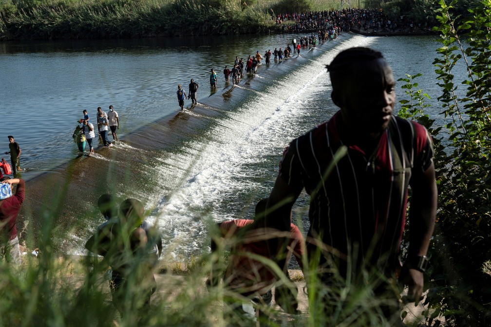 16 de setembro - Imigrantes atravessam o Rio Grande para tentar entrar ilegalmente no Estados Unidos — Foto: Go Nakamura/Reuters