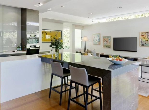 COZINHA | Com uma segunda sala de família integrada com a cozinha, o espaço é clean e moderno  (Foto: Reprodução / Supplied)