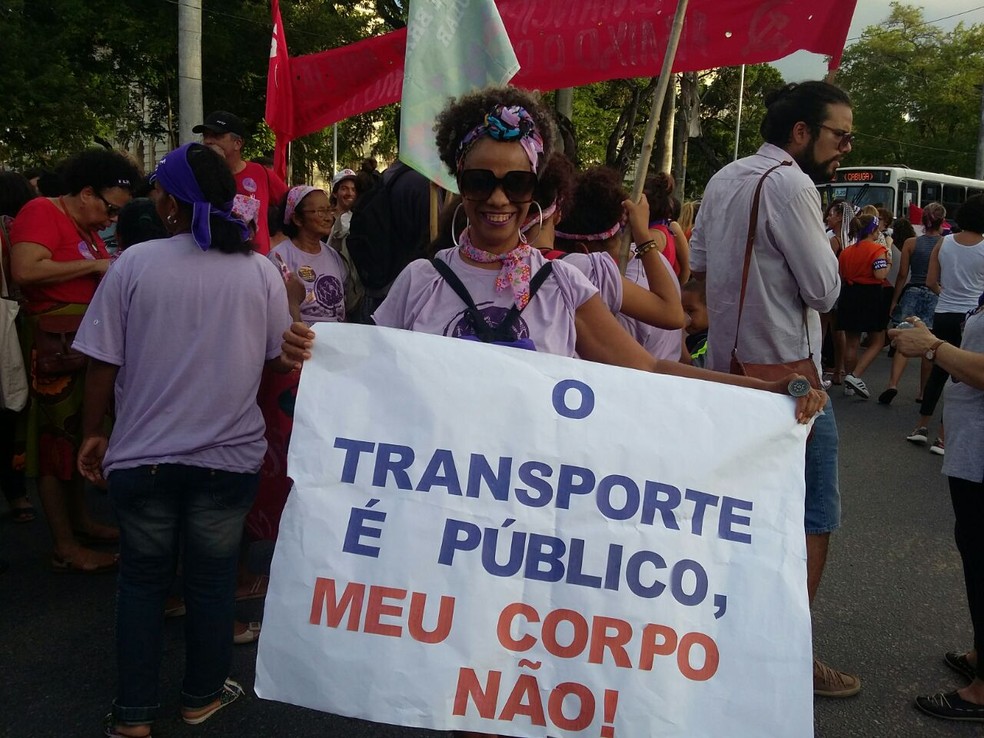 Com faixas e cartazes contra o machismo e a favor do aberto, mulheres participam de passeata na capital pernambucana (Foto: Pedro Alves/G1)