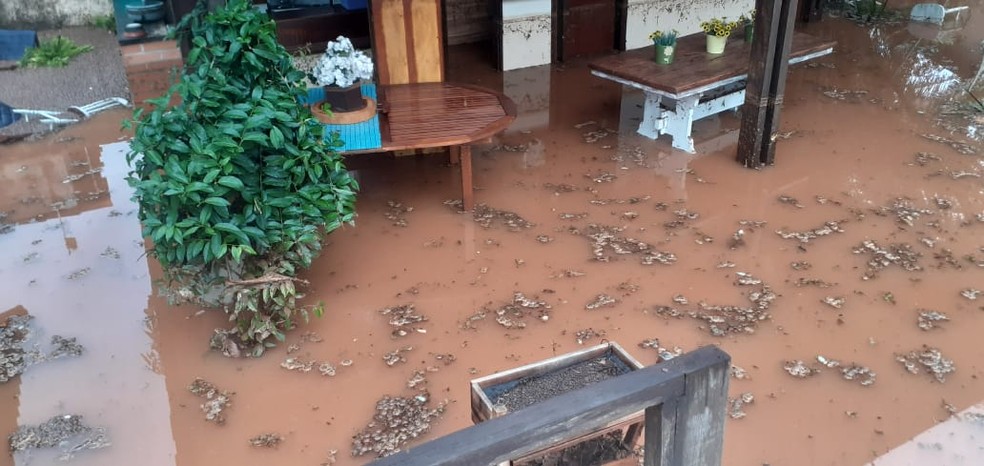 Casa no Lago Norte inundou após chuva forte desta sexta-feira (26), no DF — Foto: Corpo de Bombeiros / Divulgação