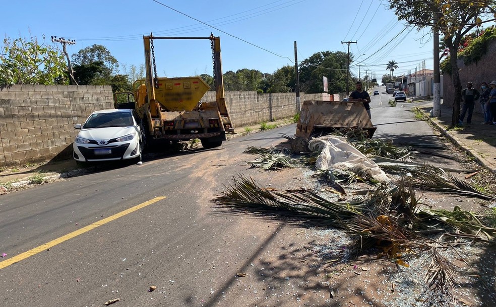 Caminhão com caçambas provoca acidente e estragos em rua de Marília — Foto: Carolina Levorato/TV TEM