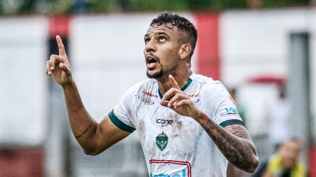 Rayne marcou de cabeça o gol da vitória