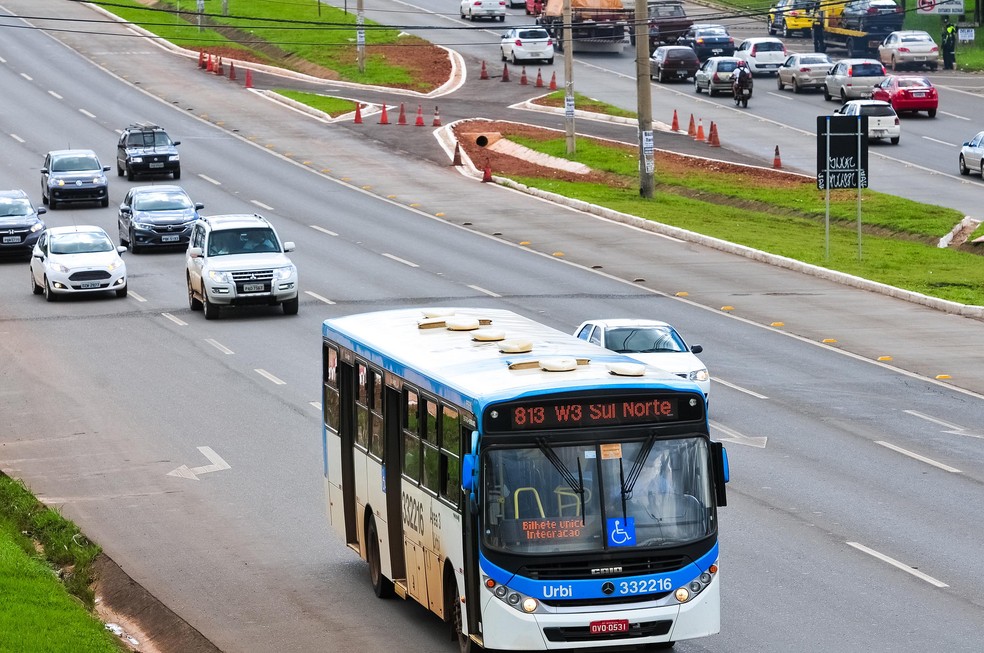 Mudança no traçado da EPTG inverte circuito de linhas de ônibus e libera faixa exclusiva para carros de passeio — Foto: Acácio Pinheiro/Agência Brasília
