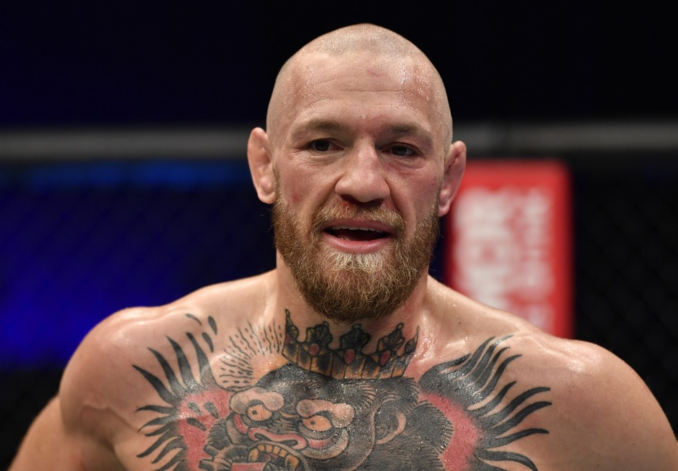 Conor McGregor não esconde a decepção após a derrota por nocaute para Dustin Poirier no UFC 257 — Foto: Getty Images