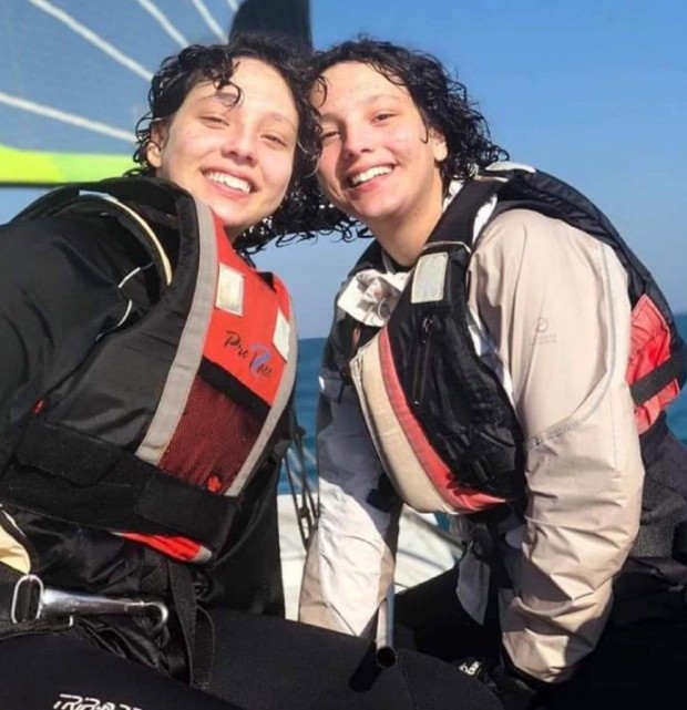 Eya (à direita) fotografada com sua irmã Sara, que também estava no barco quando ele virou (Foto: Twitter)