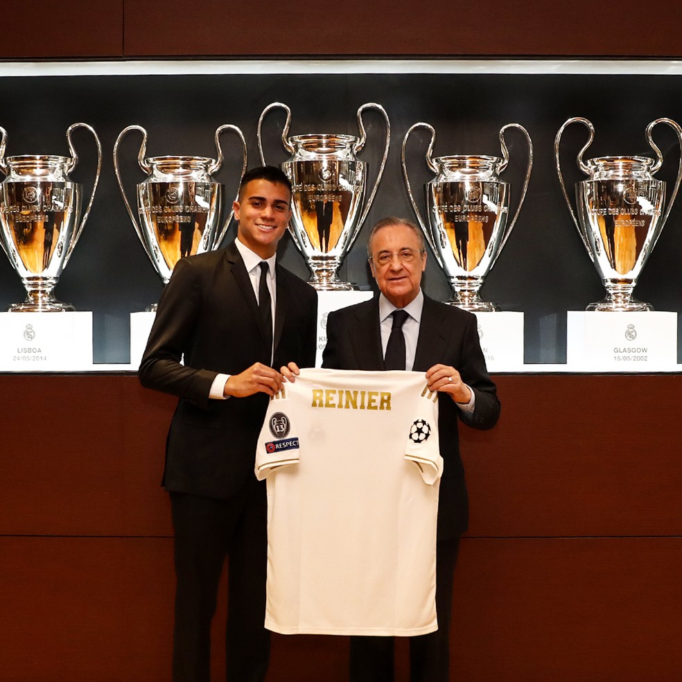 Reinier e Florentino Pérez, presidente do Real Madrid — Foto: Site oficial do Real Madrid