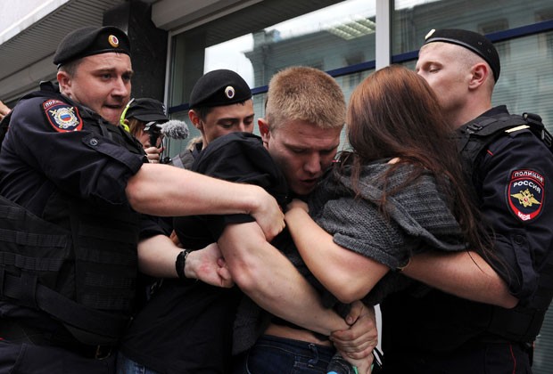 Ativistas pelos direitos dos gays foram detidos nesta terça-feira (11) em Moscou; Rússia aprovou lei que proíbe 'propaganda' gay (Foto: Vasily Maximov/AFP)