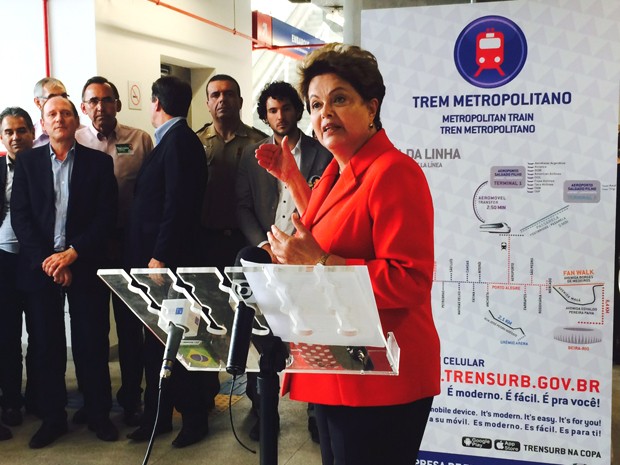 Dilma fala à imprensa em estação de trem em Novo Hamburgo (RS) (Foto: Rafaella Fraga/G1)