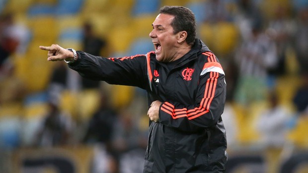 Lédio faz alerta após elogio de Luxa à raça do Flamengo: Coração é pouco