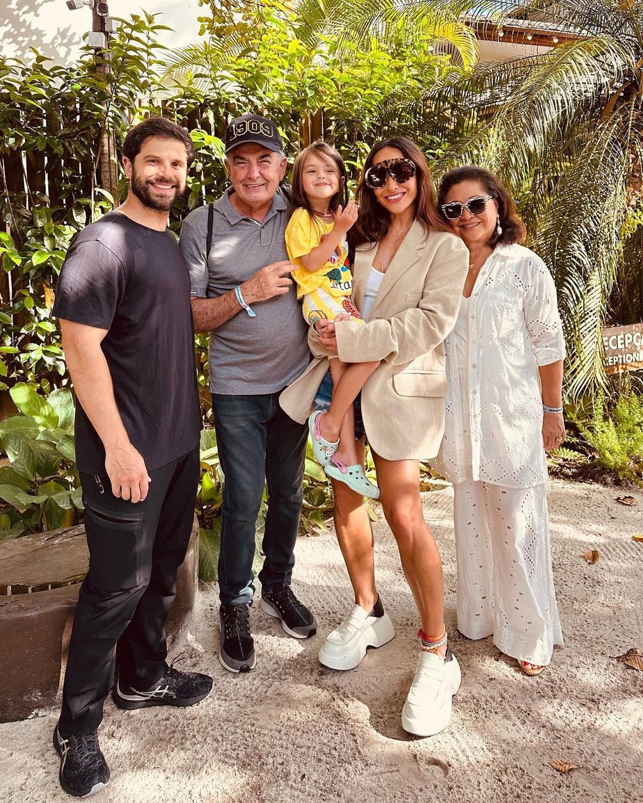 Sabrina Sato e família durante as férias.