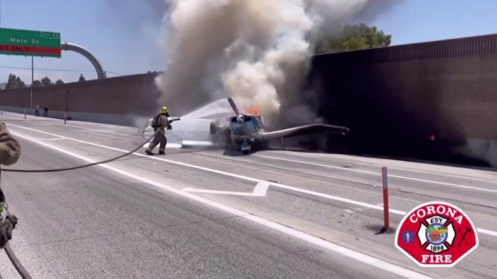 Bombeiro apaga fogo em avião que fez pouso forçado em rodovia nos Estados Unidos — Foto: Twitter/@CoronaFireDept