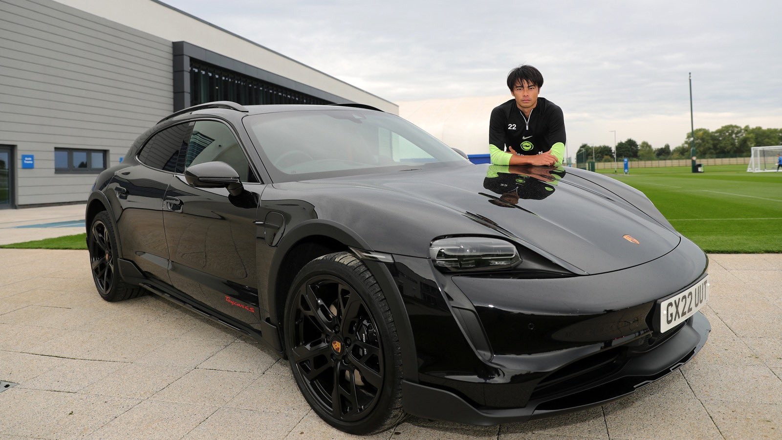 Jogador ganha Porsche elétrico de 570 cv após ser o destaque do mês na Premier League
