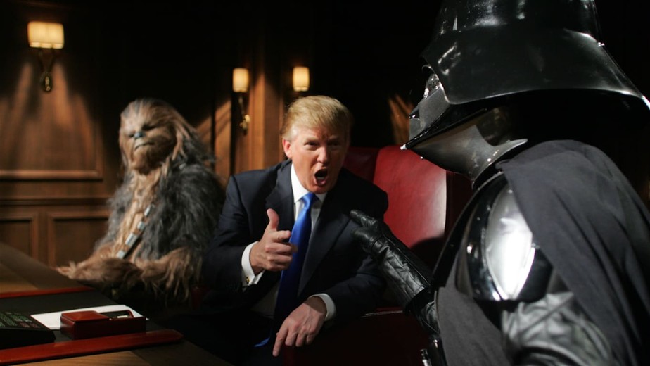 Então futuro presidente dos Estados Unidos, Donald Trump recebe Darth Vader e Chewbacca em seu programa de televisão 'O Aprendiz', em 2005