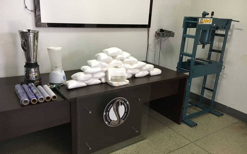 Polícia apreendeu 24 kg de cocaína com suspeitos que tinha selo de qualidade, em Goiânia, Goiás (Foto: Vitor Santana/G1)