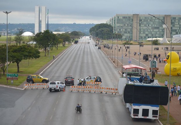 Acesso à Esplanada dos Ministérios é fechada em Brasília, com soldados da Força Nacional reforçando a segurança (Foto: Marcello Casal Jr/Agência Brasil)