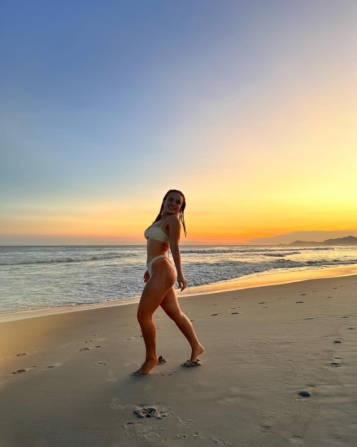 Larissa Manoela posa de biquíni em praia do Rio de Janeiro: 'Mar doce lar' (Foto: Reprodução / Instagram)
