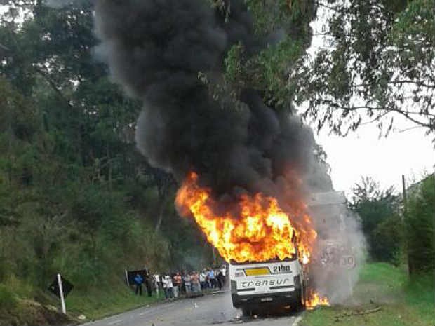 Outro ônibus queimado protesto Ewbank (Foto: G1/G1)