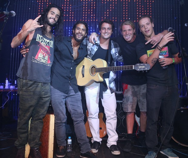 Felipe Dylon e a banda Fuze (Foto: Anderson Borde/AgNews)