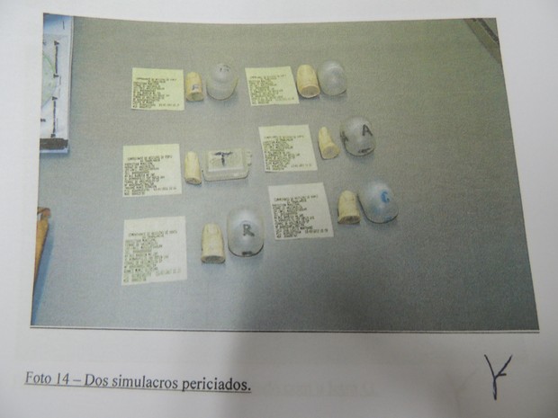 Detalhe do laudo da Polícia Civil que mostra os dedos de silicone com os comprovantes do ponto eletrônico que revelam os nomes dos donos das digitais (Foto: Pedro Carlos Leite)