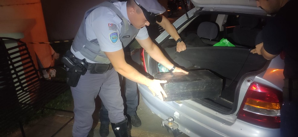 Droga estava no porta-malas e no assoalho do veículo abordado em Palmital  — Foto: Polícia Rodoviária/Divulgação