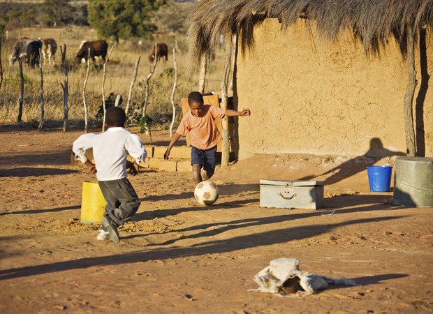 Meninos; futebol; bola (Foto: Thinkstock)