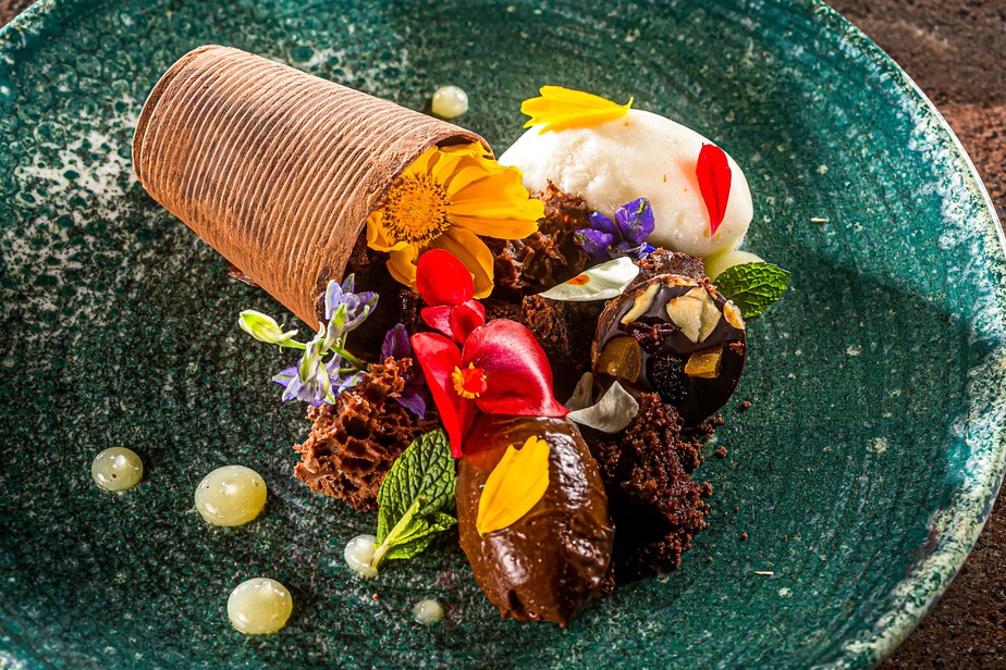 Casa Marambaia: A cozinha comandada pelos chefs franceses Roland Villard e David Mansaud no hotel de Petrópolis tem criações como o buquê floral de chocolate e cupuaçu