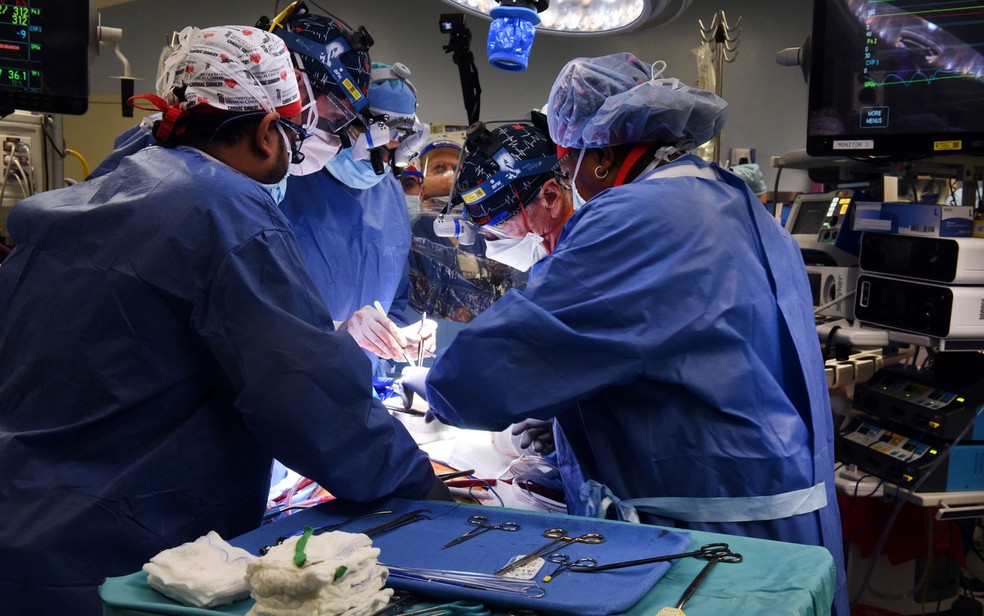 Cirurgiões realizam transplante de coração em David Bennett no Centro Médico da Universidade de Maryland, em Baltimore, em foto de 7 de janeiro — Foto: University of Maryland School of Medicine (UMSOM)/Handout via Reuters