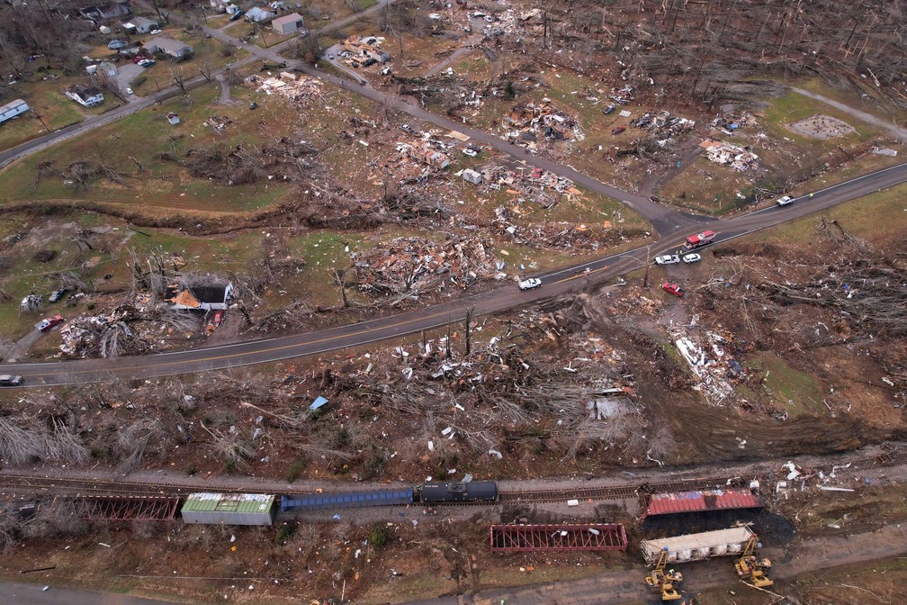 Imagem aérea mostra trem descarrilhado em meio à destruição provocada pela passagem de um tornado no Kentucky, nos EUA — Foto: Cheney Orr/Reuters