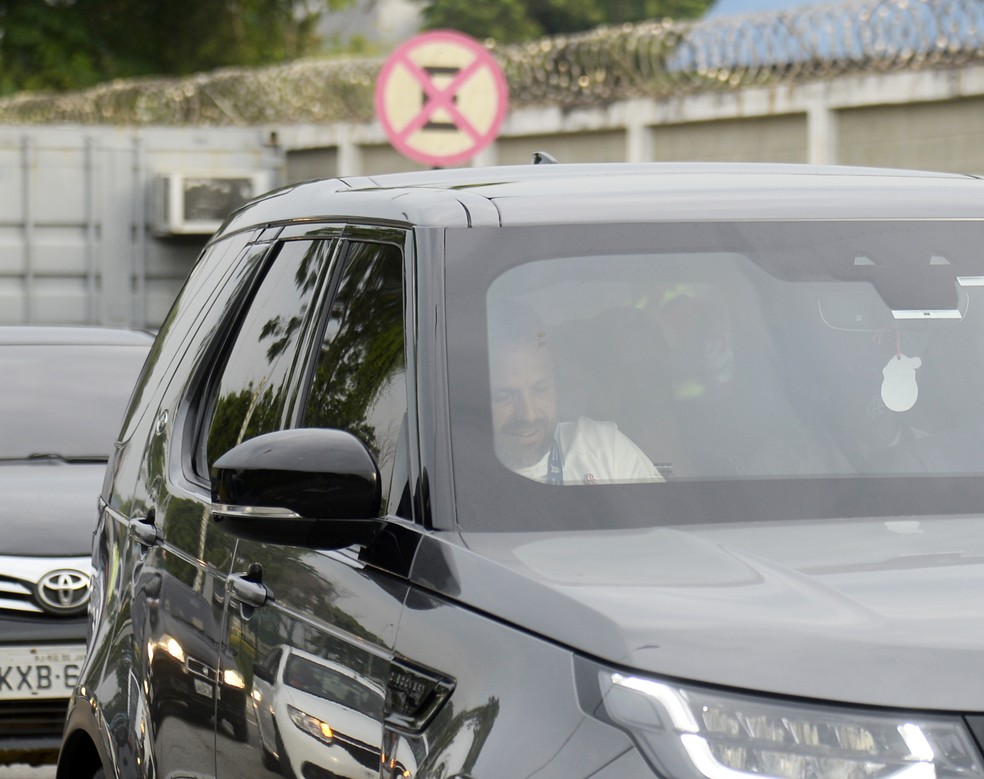 Diego, do Flamengo, deixa o Galeão em carro particular — Foto: André Durão / ge