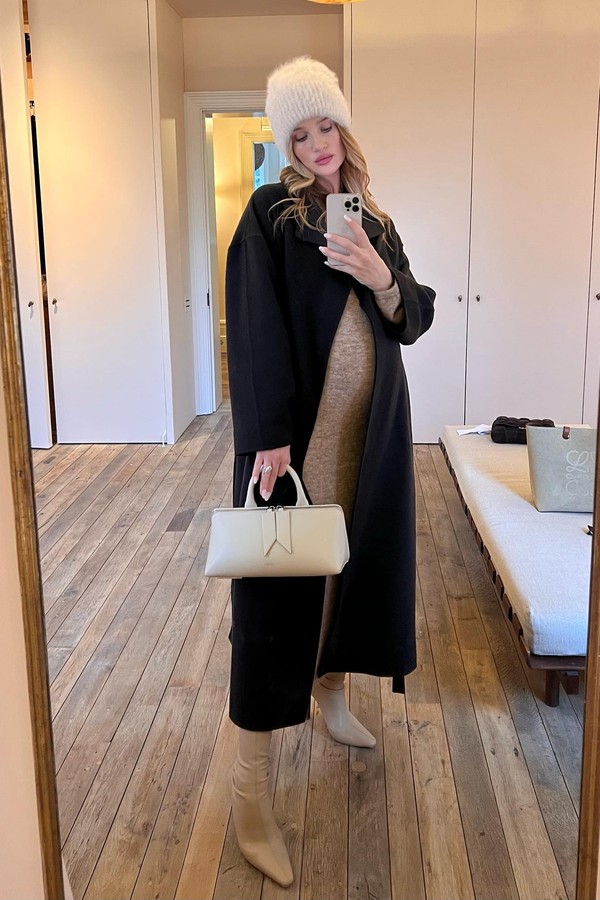 Rosie HW: Qual a melhor forma de completar um look? Com um casaco oversized da The Row, claro. (Foto: Reprodução/ Instagram)