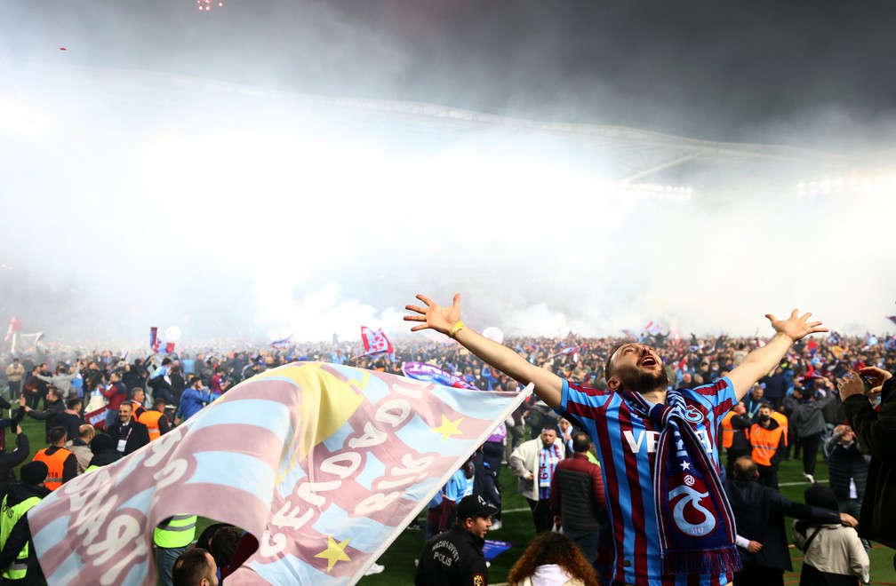 Torcedores do Trabzonspor invadem gramado do estádio para celebrar título do Campeonato Turco — Foto: Evrim Aydin/Anadolu Agency via Getty Images