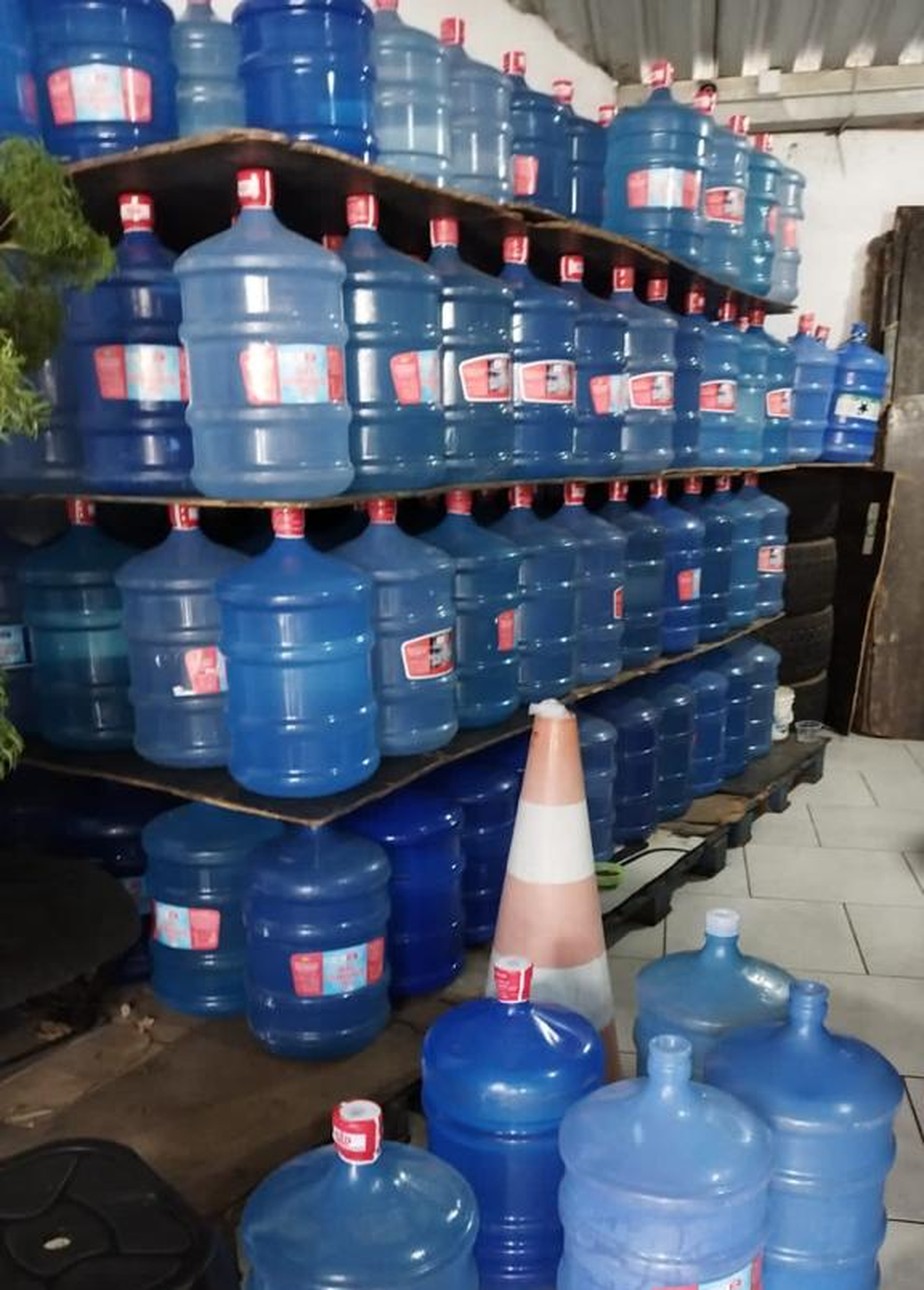 Polícia investiga se garrafas de água encontrados em depósitos na Gardênia seriam comercializadas por grupos criminosos rivais que disputam a região