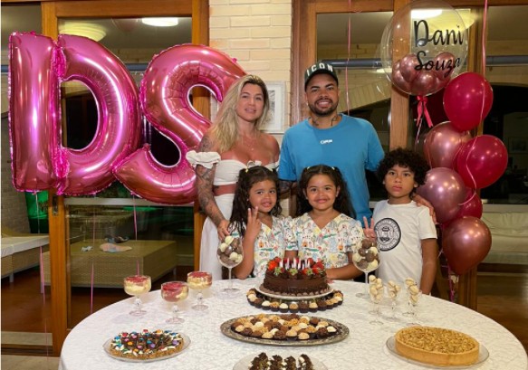 Dani Souza celebra aniversário de 40 anos com Dentinho e filhos (Foto: Divulgação)