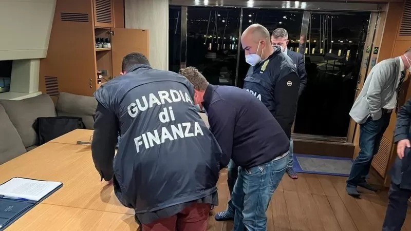 Agentes italianos a bordo do iate Lena — vinculado a Gennady Timchenko (Foto: Guardia di Finanza via BBC News)
